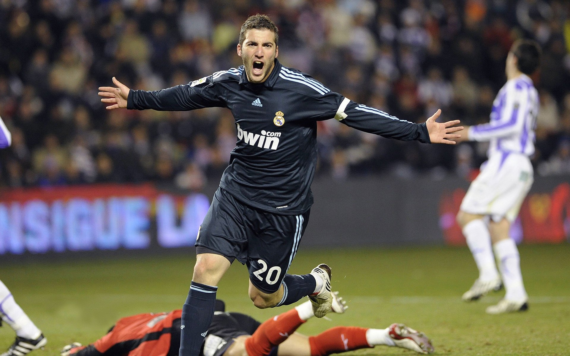 多米体育-大奖赛八强战激情夜！杜兰特里突外投，北京国安血战广东男篮